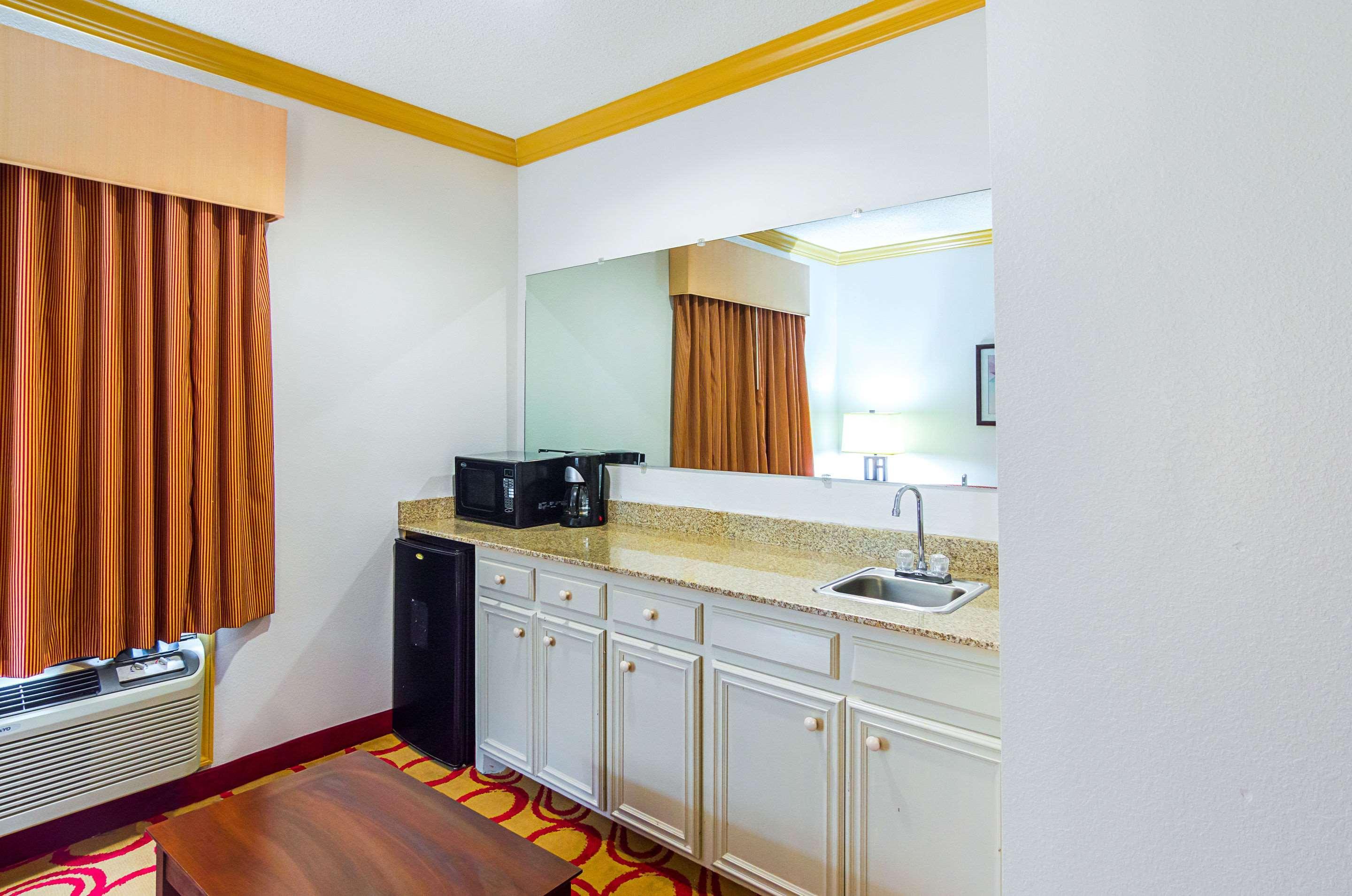 Quality Suites Lubbock Exterior photo